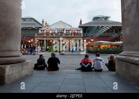 Londra, Greater London, Inghilterra, 20 2022 luglio: La gente si siede e si rilassa nella piazza principale del Convent Garden, famoso per i suoi atti di strada e il mercato. Foto Stock