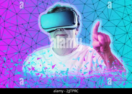 Ritratto di caucasica sorridente donna anziana in occhiali VR utilizzando metaverse. Sfondo al neon viola e turchese con griglia. Concetto di retiree, virtuale Foto Stock