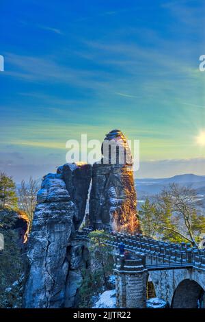 Un colpo verticale del Ponte di Bastei in Sassonia Germania in inverno Foto Stock