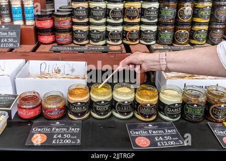 Vasetti di prodotti di aglio dalla fattoria aglio sull'isola di Wight su una bancarella al New Forest and Hampshire County Show nel luglio 2022, Inghilterra, Regno Unito Foto Stock