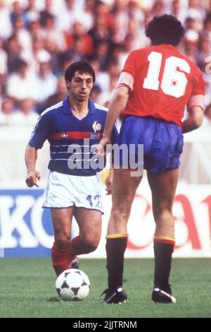 ARCHIVIO FOTO: Alain GIRESSE compie 70 anni il 2 agosto 2022, Alain GIRESSE (sinistra, fra) azione, duelli contro un giocatore spagnolo (non identificato) Campionato europeo di calcio EM EURO 1984 in Francia, finale Francia (fra) - Spagna (ESP) 2:0, il 27 giugno 1984 a Parigi ?SVEN SIMON, Prinzess-Luise-Str.41#45479 Muelheim/ Ruhr#tel.0208/ 9413250#fax 0208/ 9413260#KTO 1428150 C ommerzbank Essen BLZ 36040039#www.SvenSimon .net#email: Foto Stock
