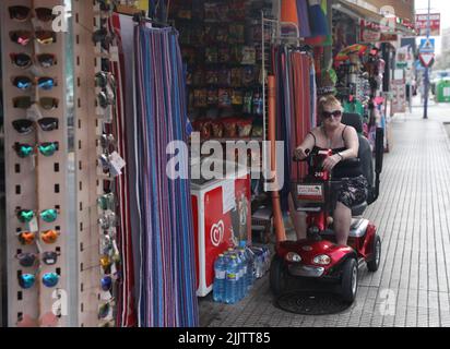 Benidorm, Spagna. 27th luglio 2022. Chi è in vacanza a Benidorm, in Spagna, è in sella a uno scooter per la mobilità. Le autorità spagnole stanno applicando nuove leggi a Benidorm to Foto Stock