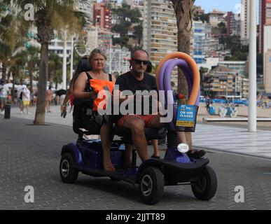 Benidorm, Spagna. 27th luglio 2022. Chi è in vacanza a Benidorm, in Spagna, è in sella a uno scooter per la mobilità. Le autorità spagnole stanno applicando nuove leggi a Benidorm to Foto Stock