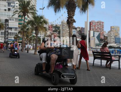 Benidorm, Spagna. 27th luglio 2022. Chi è in vacanza a Benidorm, in Spagna, è in sella a uno scooter per la mobilità. Le autorità spagnole stanno applicando nuove leggi a Benidorm to Foto Stock