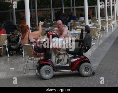 Benidorm, Spagna. 27th luglio 2022. Chi è in vacanza a Benidorm, in Spagna, è in sella a uno scooter per la mobilità. Le autorità spagnole stanno applicando nuove leggi a Benidorm to Foto Stock
