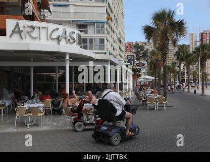 Benidorm, Spagna. 27th luglio 2022. Chi è in vacanza a Benidorm, in Spagna, è in sella a uno scooter per la mobilità. Le autorità spagnole stanno applicando nuove leggi a Benidorm to Foto Stock