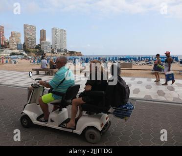 Benidorm, Spagna. 27th luglio 2022. Chi è in vacanza a Benidorm, in Spagna, è in sella a uno scooter per la mobilità. Le autorità spagnole stanno applicando nuove leggi a Benidorm to Foto Stock