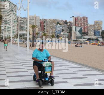 Benidorm, Spagna. 27th luglio 2022. Chi è in vacanza a Benidorm, in Spagna, è in sella a uno scooter per la mobilità. Le autorità spagnole stanno applicando nuove leggi a Benidorm to Foto Stock