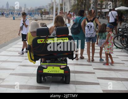 Benidorm, Spagna. 27th luglio 2022. Chi è in vacanza a Benidorm, in Spagna, è in sella a uno scooter per la mobilità. Le autorità spagnole stanno applicando nuove leggi a Benidorm to Foto Stock