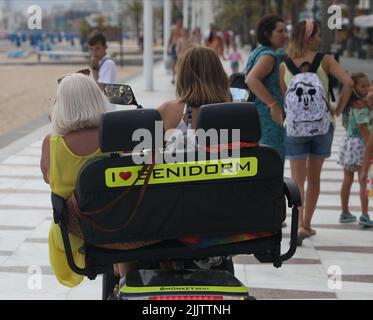 Benidorm, Spagna. 27th luglio 2022. Chi è in vacanza a Benidorm, in Spagna, è in sella a uno scooter per la mobilità. Le autorità spagnole stanno applicando nuove leggi a Benidorm to Foto Stock