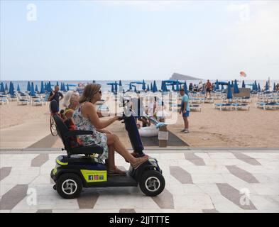 Benidorm, Spagna. 27th luglio 2022. Chi è in vacanza a Benidorm, in Spagna, è in sella a uno scooter per la mobilità. Le autorità spagnole stanno applicando nuove leggi a Benidorm to Foto Stock