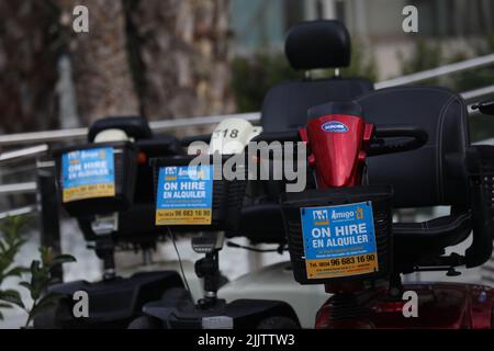Benidorm, Spagna. 27th luglio 2022. Una gamma di scooter per la mobilità in mostra a Benidorm, Spagna. Le autorità spagnole stanno attuando nuove leggi a Benidorm Foto Stock