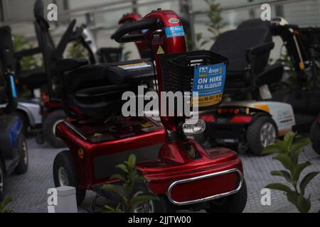 Benidorm, Spagna. 27th luglio 2022. Una gamma di scooter per la mobilità in mostra a Benidorm, Spagna. Le autorità spagnole stanno attuando nuove leggi a Benidorm Foto Stock