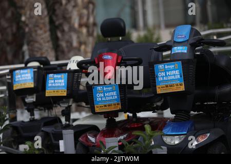 Benidorm, Spagna. 27th luglio 2022. Una gamma di scooter per la mobilità in mostra a Benidorm, Spagna. Le autorità spagnole stanno attuando nuove leggi a Benidorm Foto Stock
