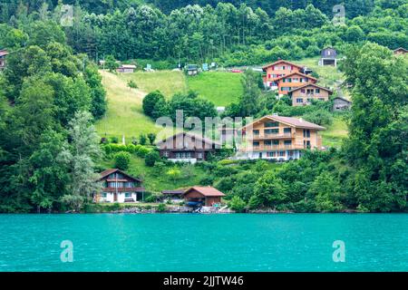 I cottage tradizionali sulla riva del lago di Brienz. Interlaken, Svizzera. Foto Stock