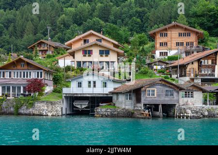 I cottage tradizionali sulla riva del lago di Brienz. Interlaken, Svizzera. Foto Stock