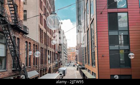 Una fila di lampadine appese sulla strada tra gli edifici di Seattle, Stati Uniti Foto Stock