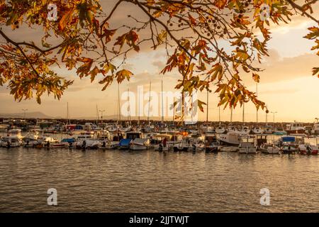 Yatch Marina al tramonto sulla costa del Mar Egeo. Foto Stock