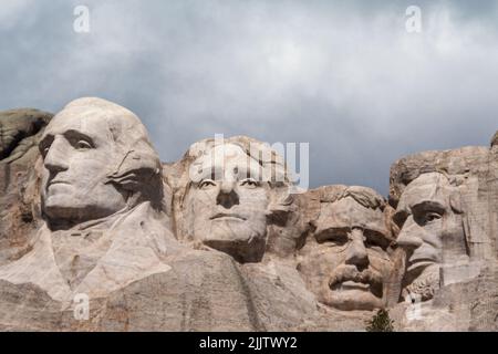 Il Mount Rushmore National Memorial è una scultura massiccia di quattro presidenti americani scolpiti sulla montagna Foto Stock