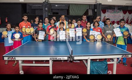 Kolkata, India. 27th luglio 2022. Momenti diversi di tutti i tornei di tennis da tavolo bengala organizzati dal Cricket Club di Dhakuria (CCD) presso la Sests Authority of India (sai) complesso ITC Hall, Salt Lake City, Kolkata per celebrare il suo anno giubilare di platino dal 22nd luglio al 27th luglio 2022. A questo torneo hanno partecipato quasi 1000 giocatori di ping-pong di età diversa. (Foto di Amlan Biswas/Pacific Press) Credit: Pacific Press Media Production Corp./Alamy Live News Foto Stock