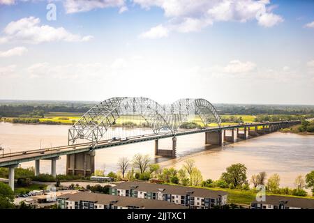 Un bel colpo del disegno di Hernando de Soto Memphis ponte su un fiume e verde paesaggio sullo sfondo Foto Stock