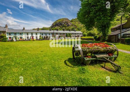 Una fila di case sul sentiero Snowdonia Slate a Beddgelert, Parco Nazionale Snowdonia, Galles del Nord Foto Stock