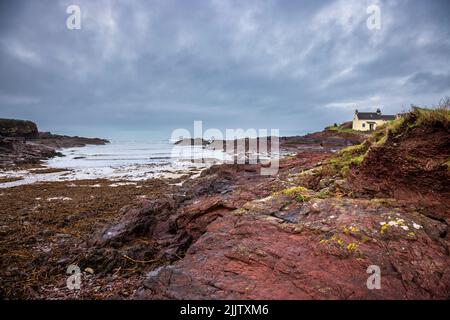 Una visione invernale di St Brides Haven a bassa marea, Pembrokeshire, Galles del Sud Foto Stock