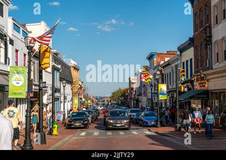 La gente e il traffico nella strada principale di Annapolis, Maryland, USA Foto Stock