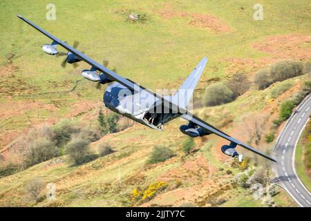 L'USAF MC-130J Hercules dal 67th Special Operations Squadron a Mach Loop, Galles del Nord Foto Stock