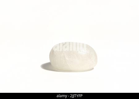 Bianco trasparente allume cristallino o allume di potassio isolato su sfondo bianco con ombre dure. Prodotto ecologico per la cura del corpo o la purificazione dell'acqua. Centro benessere Foto Stock