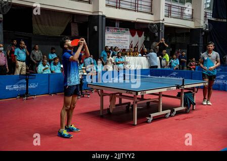 Kolkata, Bengala Occidentale, India. 27th luglio 2022. Momenti diversi di tutti i tornei di tennis da tavolo bengala organizzati dal Cricket Club di Dhakuria (CCD) presso la Sests Authority of India (sai) complesso ITC Hall, Salt Lake City, Kolkata per celebrare il suo anno giubilare di platino dal 22nd luglio al 27th luglio 2022. A questo torneo hanno partecipato quasi 1000 giocatori di ping-pong di età diversa. (Credit Image: © Amlan Biswas/Pacific Press via ZUMA Press Wire) Foto Stock