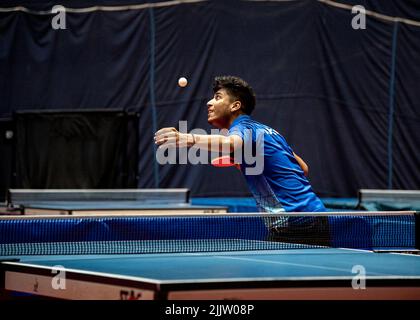 27 luglio 2022, Kolkata, Bengala Occidentale, India: Momenti diversi di tutti i tornei di tennis da tavolo del Bengala organizzati dal Cricket Club di Dhakuria (CCD) presso la Sorts Authority of India (sai) complesso ITC Hall, città del lago salato, Kolkata per celebrare il suo anno giubilare di platino dal 22nd luglio al 27th luglio 2022. A questo torneo hanno partecipato quasi 1000 giocatori di ping-pong di età diversa. (Credit Image: © Amlan Biswas/Pacific Press via ZUMA Press Wire) Foto Stock