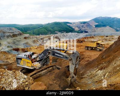 Un escavatore Volvo scavando terreno in miniera di rame a cielo aperto a Majdanpek, Serbia Foto Stock