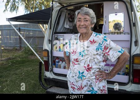 84 anni, viaggiatore, pensionato, Thelma Evans con il suo Toyota Hi-Ace van nel parco turistico di Winton, Queensland. Nel 1988 mentre viaggiava intorno ad Ausralia in una carovana con suo marito, Thelma divenne una vedova. Dopo un periodo di lutto decise di continuare a viaggiare. Ha sostituito la carovana con un furgone più facilmente maneggiato e da allora ha guidato oltre 400.000 km incrociando il paese. Ha viaggiato la strada del fiume Gibb, cinque volte ed ha una conoscenza enciclopedica delle strade, dei fiumi, delle montagne, dei billabongs e dei campeggi dell'Australia. Il suo campervan, equipaggiato con la sua carpa Foto Stock