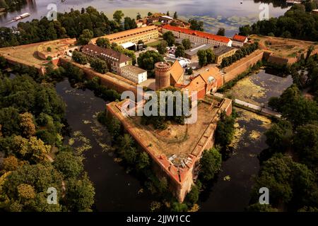 Berlino, Germania. 28th luglio 2022. La Cittadella di Spandau sembra un'isola dall'alto. La cittadella è una delle fortezze più importanti e meglio conservate dell'Alto Rinascimento in Europa. (Colpo di drone) Credit: Paul Zinken/dpa/Alamy Live News Foto Stock