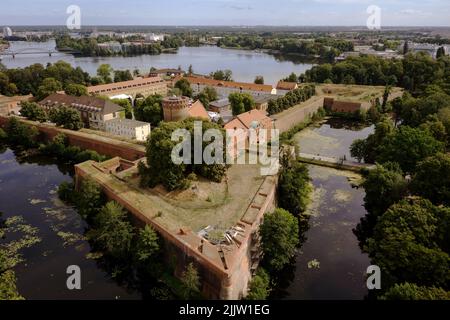 Berlino, Germania. 28th luglio 2022. La Cittadella di Spandau sembra un'isola dall'alto. La cittadella è una delle fortezze più importanti e meglio conservate dell'Alto Rinascimento in Europa. (Colpo di drone) Credit: Paul Zinken/dpa/Alamy Live News Foto Stock