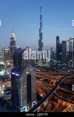 Panorama urbano ad alto angolo di Dubai con il Dusit Thani hotel in primo piano e il Burj Khalifa in background. Foto Stock