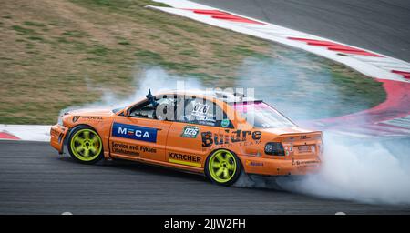Audi A4 B5 che sgocciolano e soffiano fumo sul circuito da corsa Foto Stock