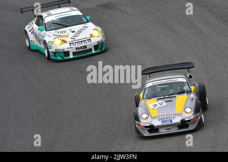 Scarperia, 3 aprile 2022: Porsche 993 GT2 anno 1996 in azione durante il Mugello Classic 2022 sul circuito del Mugello in Italia. Foto Stock