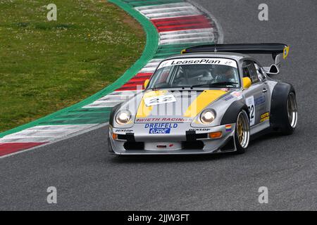 Scarperia, 3 aprile 2022: Porsche 993 GT2 anno 1996 in azione durante il Mugello Classic 2022 sul circuito del Mugello in Italia. Foto Stock