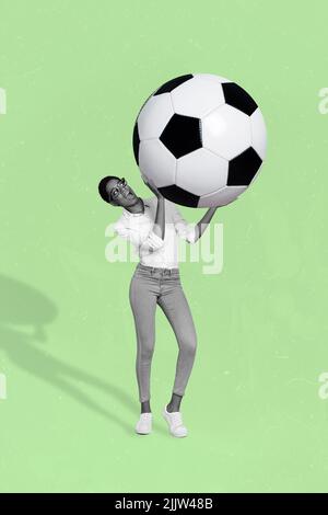 Foto fumetti cartoon immagine di schizzo di mini lady ragazzo tenendo enorme palla di calcio isolato verde disegno sfondo Foto Stock