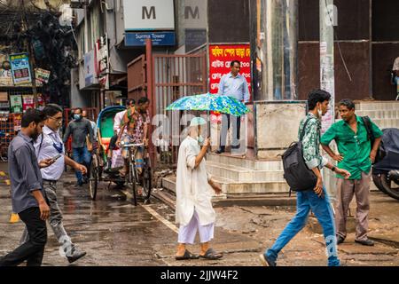 Bangladesh. 20th luglio 2022. Stili di vita della gente di strada durante le stagioni piovose. La gente della città aspetta la pioggia come il tempo è così caldo a Dhaka. (Credit Image: © Md. Noor Hossain/Pacific Press via ZUMA Press Wire) Foto Stock