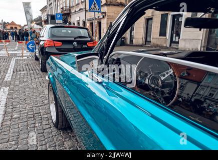 Un colpo laterale di un blu Ford Mustang gt 390 fastbacks parcheggiato in una strada alla luce del giorno a Samobor, Croazia Foto Stock