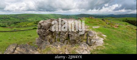 Windgather rocce vicino Kettleshulme sul Cheshire, Derbyshire confine, Inghilterra. Luogo popolare con escursionisti e scalatori di roccia vicino alla Goyt Valley. Foto Stock