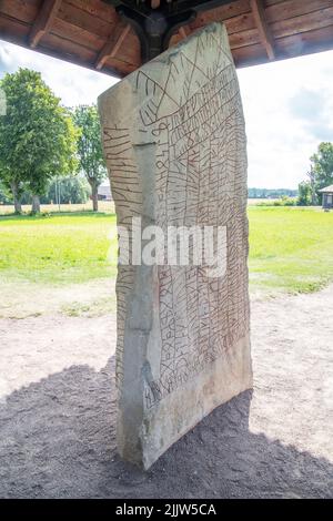 Runestone in Svezia, la famosa pietra Roek, Röksten, nella Rok vicino a Vadstena Foto Stock