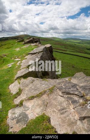 Windgather rocce vicino Kettleshulme sul Cheshire, Derbyshire confine, Inghilterra. Luogo popolare con escursionisti e scalatori di roccia vicino alla Goyt Valley. Foto Stock