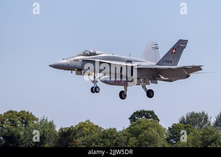 La Swiss Air Force McDonnell Douglas F/A-18C Hornet arriva a RAF Fairford il 14th luglio per partecipare al Royal International Air Tattoo 2022 Foto Stock