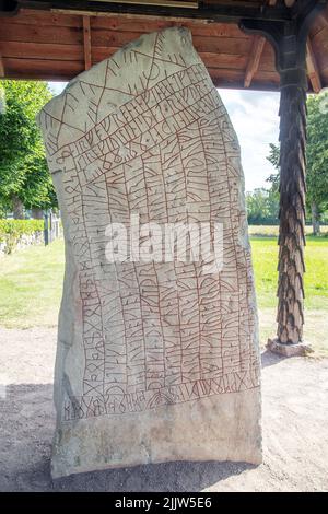 Runestone in Svezia, la famosa pietra Roek, Röksten, nella Rok vicino a Vadstena Foto Stock