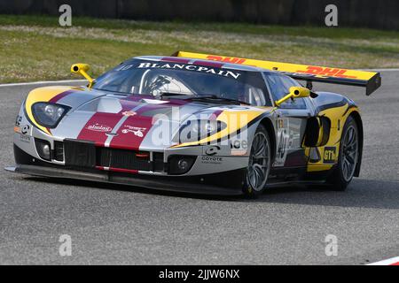 Scarperia, 3 aprile 2022: Ford GT GT1 anno 2010 in azione durante il Mugello Classic 2022 sul circuito del Mugello in Italia. Foto Stock