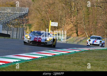 Scarperia, 3 aprile 2022: Ford GT GT1 anno 2010 in azione durante il Mugello Classic 2022 sul circuito del Mugello in Italia. Foto Stock